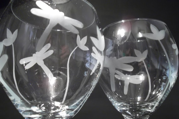 This gift ideas for dragonfly lovers would be perfect for someone who loves wine!