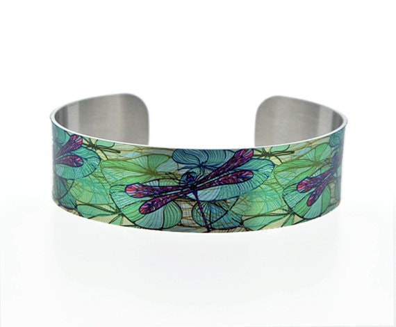 This gift ideas for dragonfly lovers is a beautiful one. 