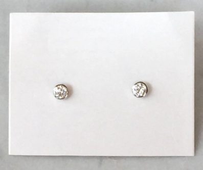 Diamond stud earrings as perfect 10th anniversary gifts for your wife