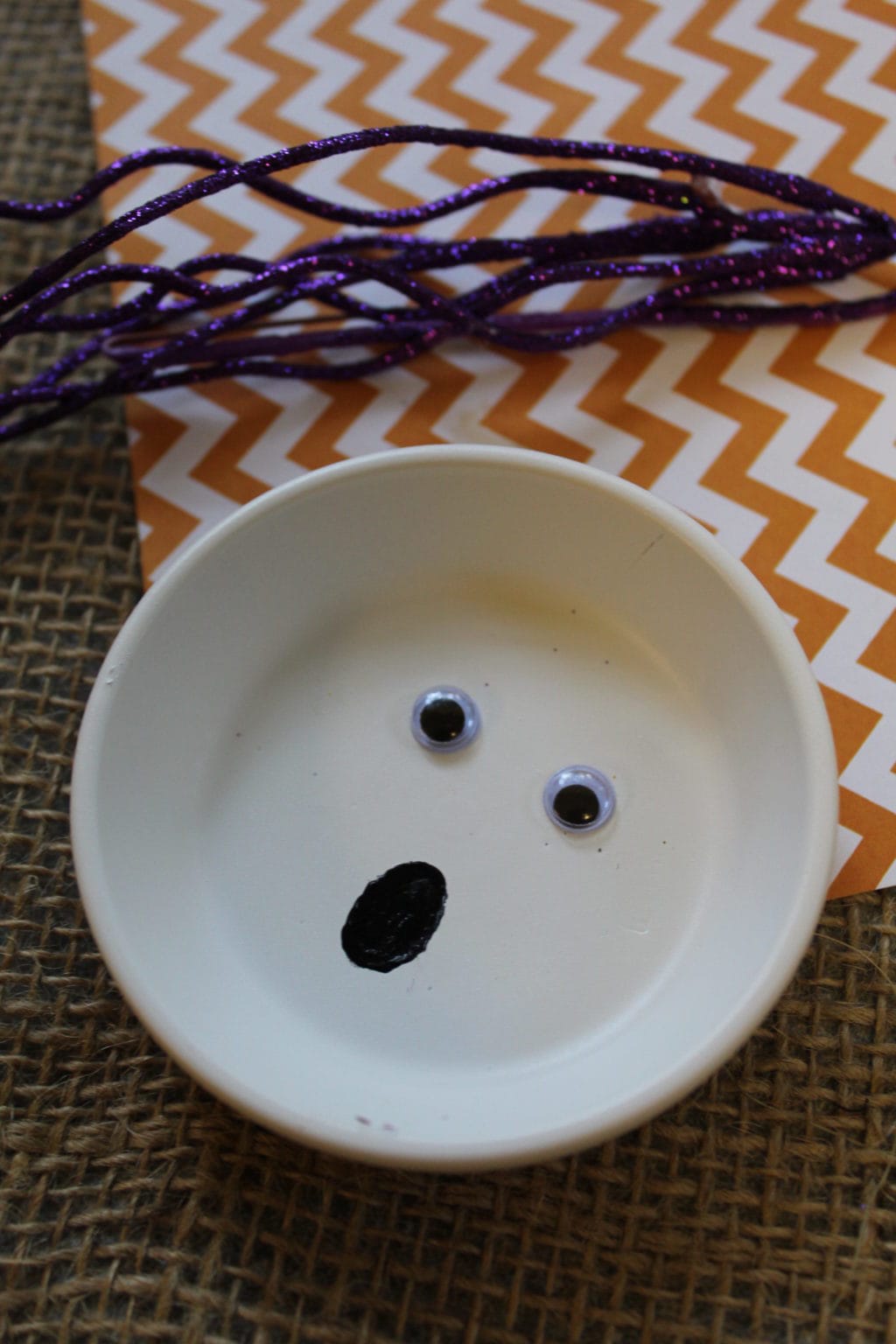 DIY Ghost Plate | Halloween Decoration | Easy Halloween Decor | Easy Halloween Craft | Ghost Craft For Adults | Ghost Craft For Kids | Simple Halloween Project | Halloween Art | #halloween #unique #ghost #halloweencraft #halloweenart