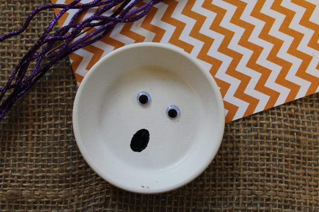 DIY Ghost Plate | Halloween Decoration | Easy Halloween Decor | Easy Halloween Craft | Ghost Craft For Adults | Ghost Craft For Kids | Simple Halloween Project | Halloween Art | #halloween #unique #ghost #halloweencraft #halloweenart