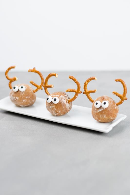 reindeer with antlers donut hole pretzel Rudolf snack recipe