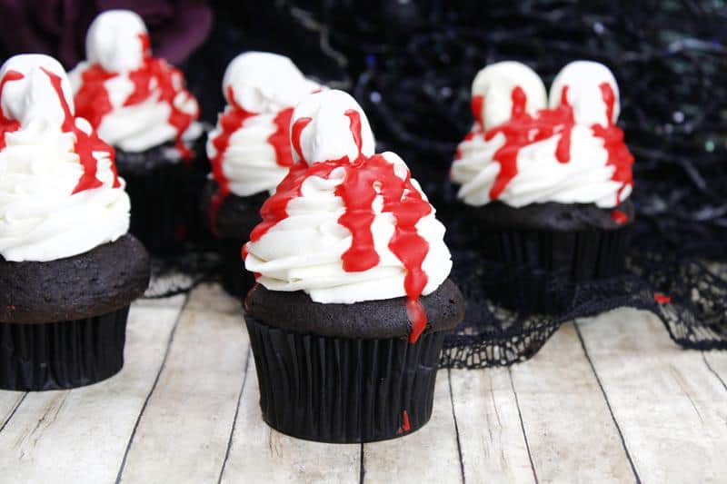 bloody skull cupcake recipe Halloween cupcake idea with blood decoration with black backdrop 