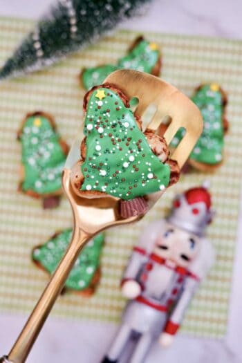 air fryer Christmas tree cinnamon roll on a gold spatula