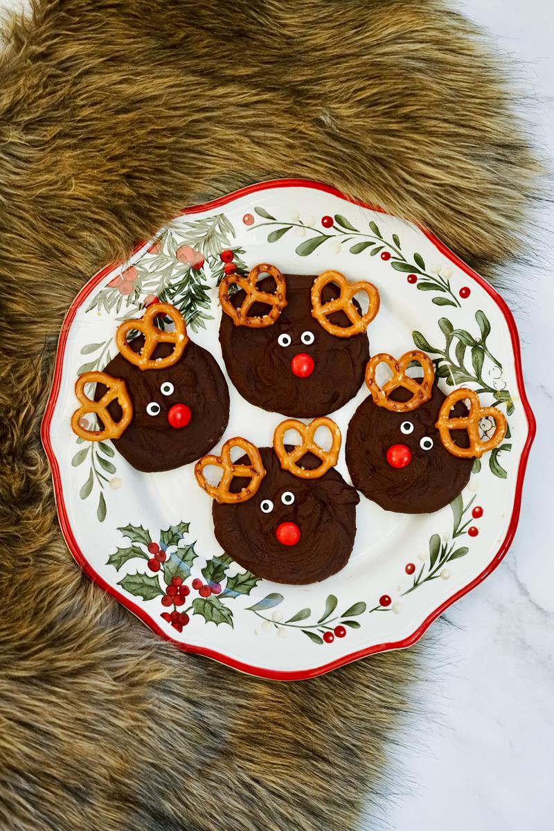 Above view of four completed Easy Reindeer Bark Recipe on a festive plate. 