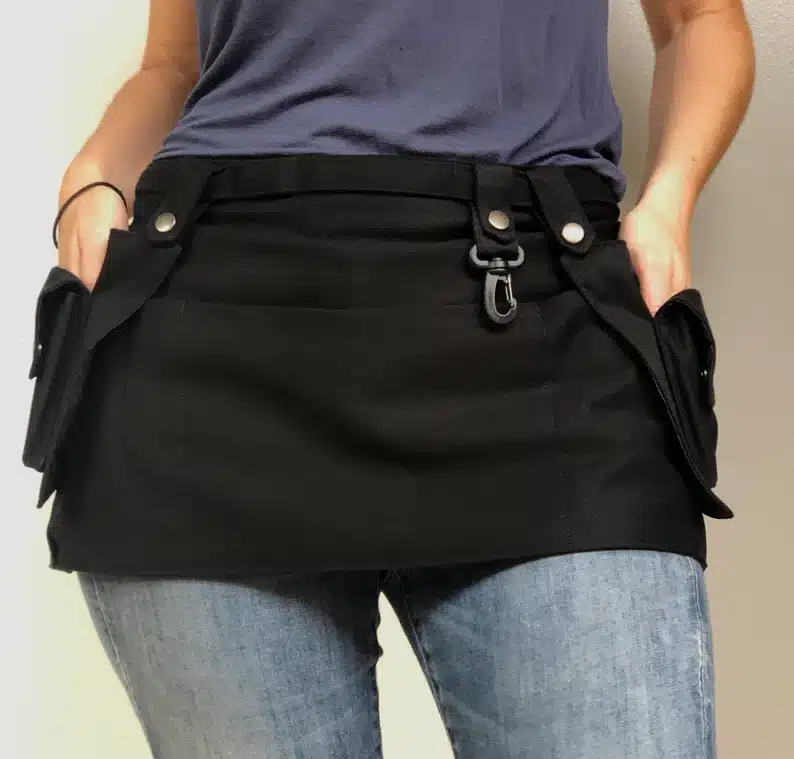 Black server apron with pockets