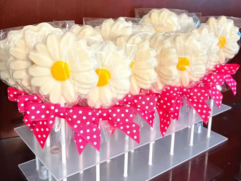 20 Easter gifts for chocolate lovers: Daisy chocolate lollipops with pink bows with white poka dots on them. 