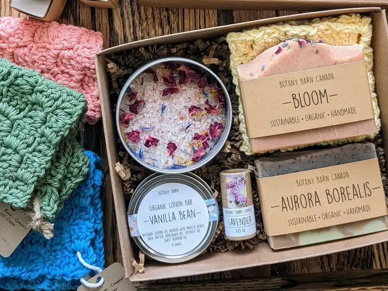Box with two soap bars and bath salts. 