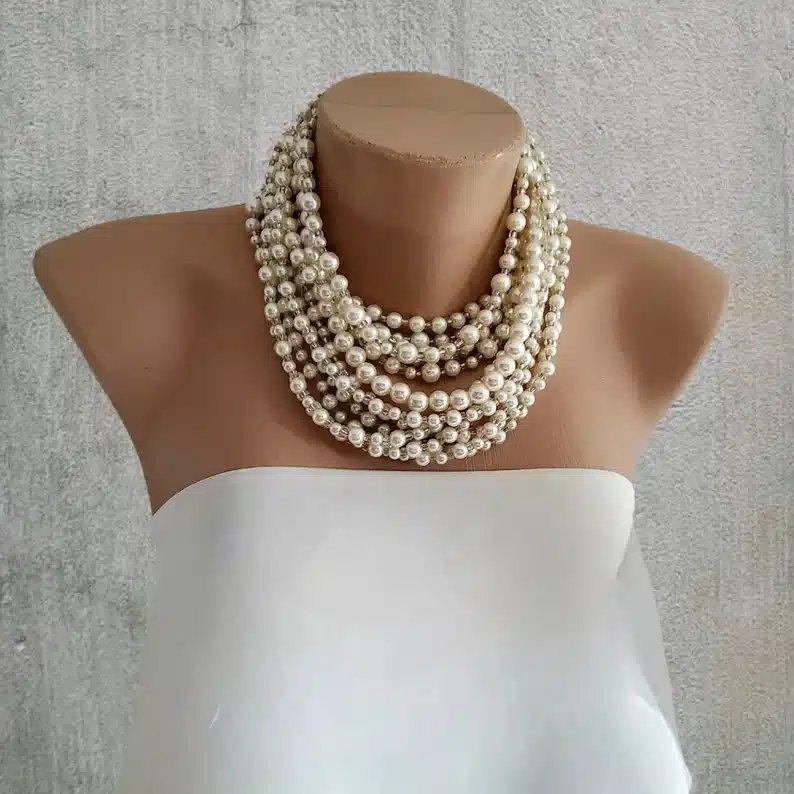 Mannequin with chunky pearl necklaces. 