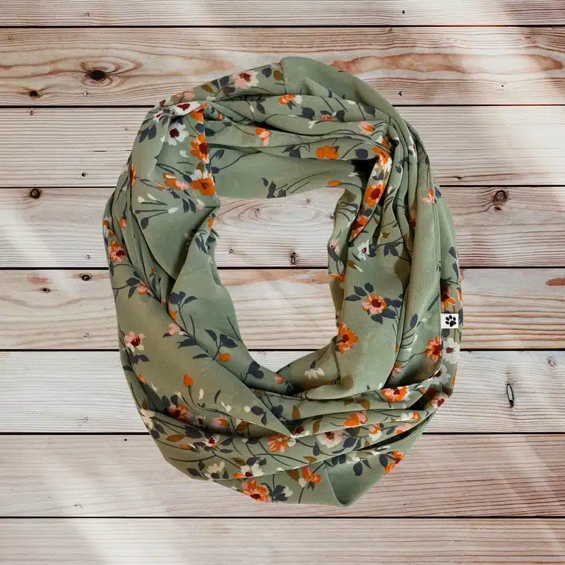 Pretty infinity scarf as a gift idea for your daughter-in-law on Mother's Day