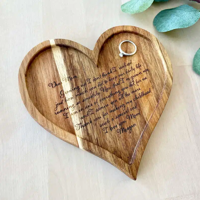 Wooden hart shaped ring dish with a dear mom personalized poem. 