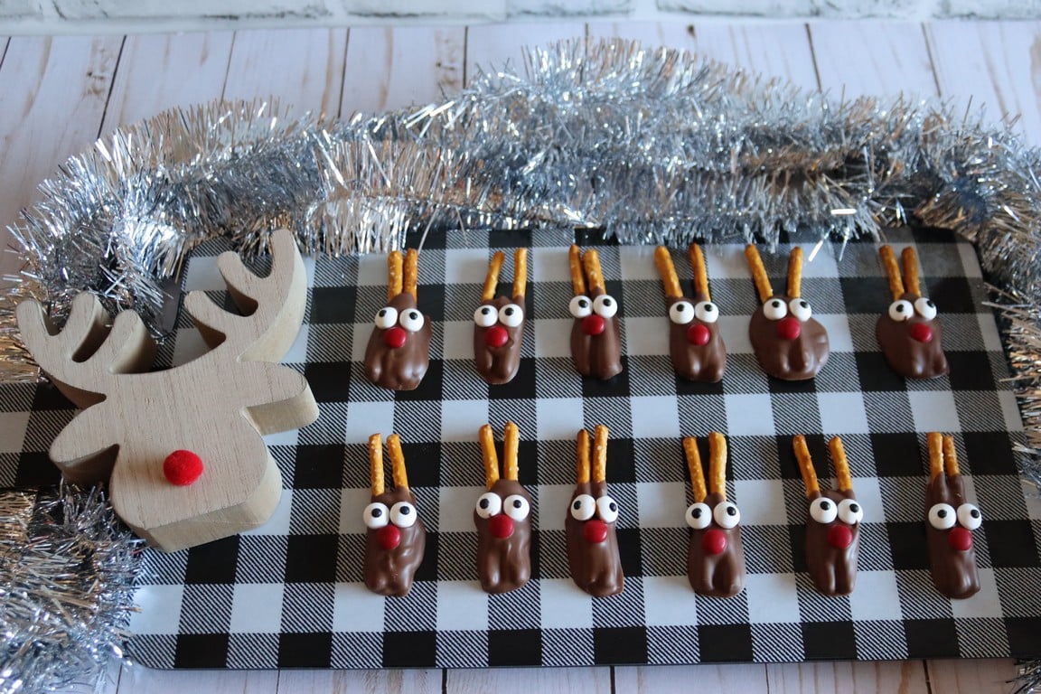 Mini Pretzel Stick Reindeers : 10 completed reindeer on a black and white cloth.